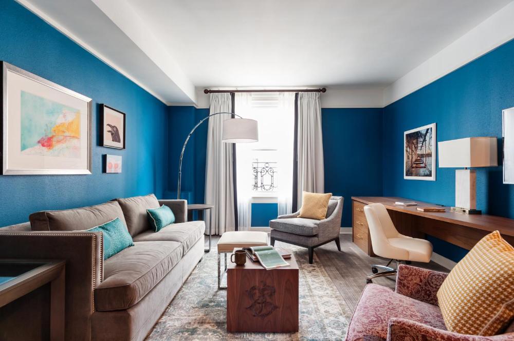 Roomy King Suite - Accessible interior
